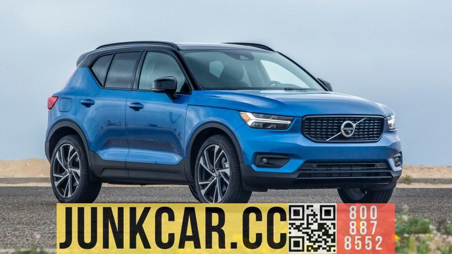 A blue 2019 Volvo XC40 is parked near the beach.